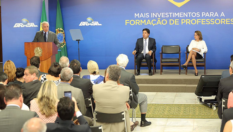O presidente Temer, o ministro Mendonça Filho e a secretária executiva do MEC, Maria Helena Guimarães de Castro, anunciaram os novos investimentos do governo na educação (Foto: André Nery/MEC) 